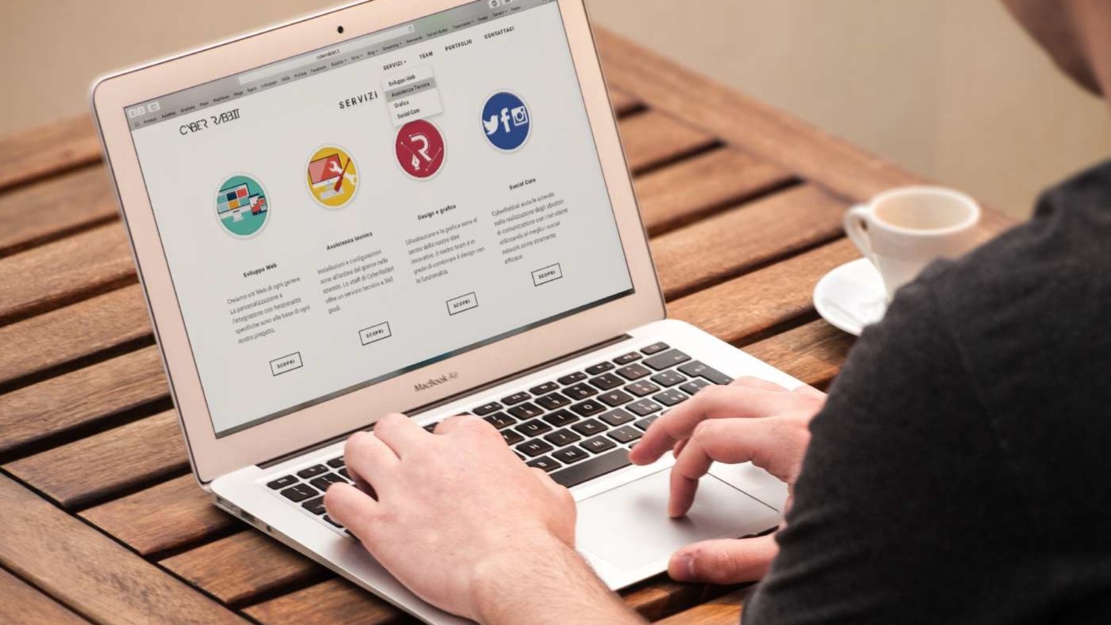 design til hjemmeside med TinySEO MacBook Air