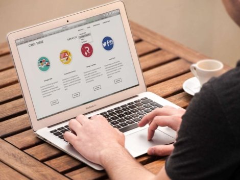design til hjemmeside med TinySEO MacBook Air