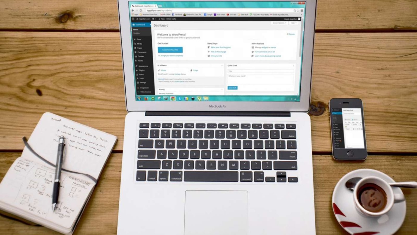 hjemmesider i WordPress - MacBook Air med WordPress på skærmen