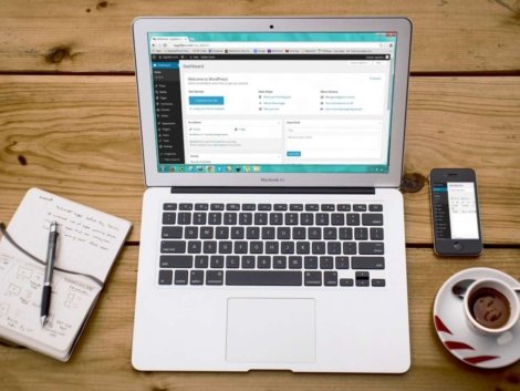 hjemmesider i WordPress - MacBook Air med WordPress på skærmen
